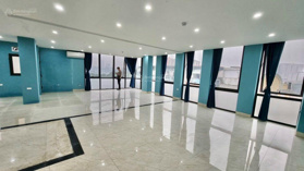 Cho thuê nhà lô góc Duy Tân, Cầu Giấy, 180m2, 7T, 1H, MT 28m, nhà mới 100% PCCC. Giá 120tr/th