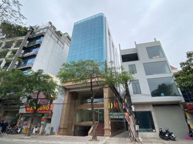 Cho thuê nhà - shophouse mặt phố Nguyễn Văn Huyên - 180m2 xây 5 tầng thông sàn có thang máy lô góc