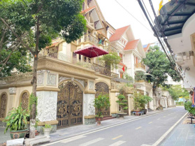 Bán biệt thự KĐTM Dịch Vọng, cạnh công viên Cầu Giấy, diện tích 270m2. Giá bán 70 tỷ