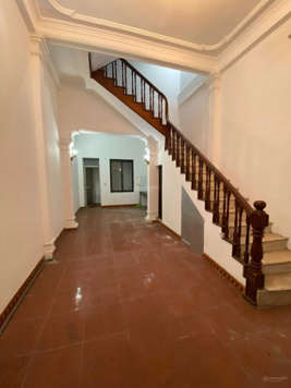 Cho thuê nhà riêng ngõ 99 Nguyễn Chí Thanh, Đống Đa. DT 46m2, 5 tầng. Đồ cơ bản. Giá 16 triệu/tháng