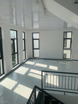 Em cần cho thuê căn góc shophouse, mặt tiền 21m, diện tích SD 680m2