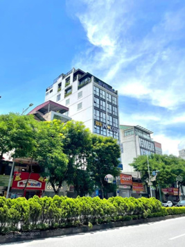 Bán nhà mặt phố Nguyễn Văn Cừ 105m2 MT 6.6m vỉa hè - kinh doanh đỉnh - doanh thu 500tr. Giá 32 tỷ