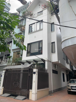 Chính chủ cần cho thuê gấp nhà phân lô Huỳnh Thúc Kháng, DT 120m2 x 5 tầng, ô tô vào nhà. Giá 28tr