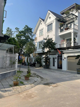 Cho thuê biệt thự Linh Đàm căn góc 4 tầng thang máy Đức hiện đại giá 40 triệu/tháng