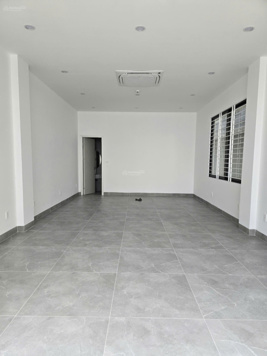 Cửa hàng sát trường, công viên Ngọc Thụy đẹp