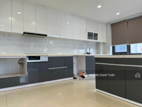 Cần bán ngôi nhà góc 2 mặt tiền đường 20.5m x 13.5m. Xây dựng 4 tầng, hoàn thiện đẹp, có thang máy