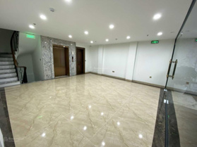 Cho thuê nhà mặt phố Hoàng Cầu 215m2, MT 18m, giá 100tr. Vị trí vàng đẹp nhất phố, Free 1th sửa