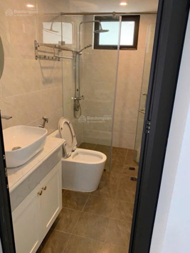 Cho thuê nhà 35m*5 tầng, cách ô tô 10m nhà đẹp Ngõ 132 Đường Cầu Giấy, Quan Hoa, giá 14 triệu.