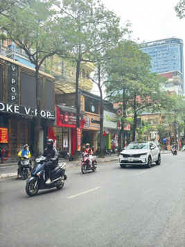 Bán nhà mat pho Trung Hoà 136 * 5T, MT 5.5 m, Cầu Giấy, Hà Nội, Đang Cho ngân Hàng thuê