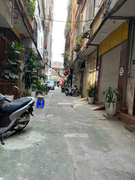 Nhà ĐỘI CẤN chưa đến 150 triệu/m2 với 64m2 x MẶT TIỀN 8m, 2 mặt thoáng, ngõ ô tô, thông thoáng.