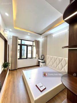 Hoàng Quốc Việt - DT 39m2 - 5 tầng - 6 ngủ - full nội thất - 8.2 tỷ