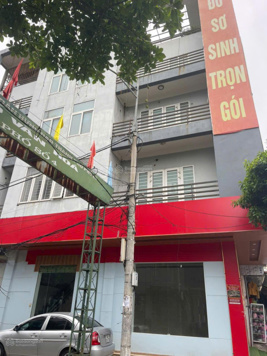 Cho thuê toà nhà lô góc mặt phố Lê Công Thanh, Phủ Lý Hà Nam, 100m2 x 5 tầng có thang máy
