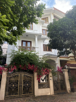 Biệt thự sân vườn tại Minh Khai, đẹp - đẳng cấp, mặt tiền 10m, có hầm để xe, an ninh tốt