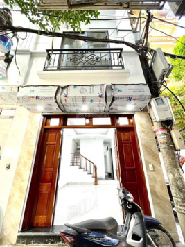 Nhà Thạch Bàn - sát Aoen - C. Vĩnh Tuy: 35m2 x 5T, MT: 4m, nét 4,4 tỷ - oto đỗ cửa, nhà mởi ở ngay