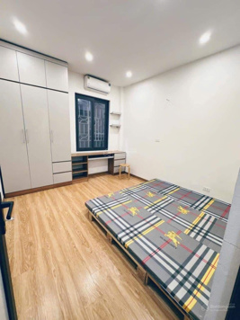 Bán gấp nhà Cát Linh. Nhà mới đẹp. Thiết kế full nội thất. DT 20/25m2 - 6 tầng - MT 3.4m. Giá 5.5tỷ