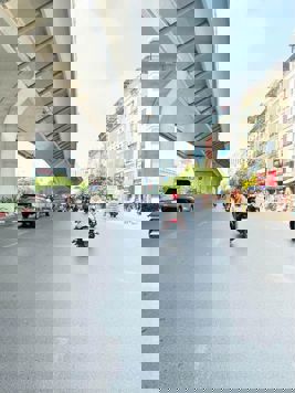 🏡BÁN NHÀ MẶT PHỐ DƯƠNG VĂN BÉ  - HAI BÀ TRƯNG  🥰KINH DOANH SẦM UẤT -  ÔTÔ ĐỖ CỬA - THÔNG SUỐT THOÁNG SÁNG - CHỢ - TRƯỜNG ĐẠI HỌC...   ♥️GIÁ: 23.6TỶ CÓ THƯƠNG LƯỢNG  🌳DIỆN TÍCH: 58m x 6Tầng mặt tiền 3.5m  🌞TỔNG 5 NGỦ  🌷🌷SỔ ĐỎ CHÍNH CHỦ. 🌺GỌI E