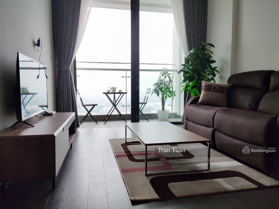 Cho thuê căn 2 phòng ngủ đủ đồ tầng cao, hướng Đông Nam view bể bơi và sông Hoa Lan