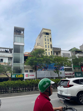 Giá rẻ nhất mặt phố Nguyễn Văn Cừ, 8 tầng thang máy, đẹp nhất phố, 100m2 - 2x tỷ