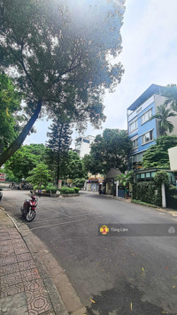 Vị trí chiến lược. Lòng đường nở rộng như bà bầu - mặt hồ Hoàng Cầu - phố Mai Anh Tuấn