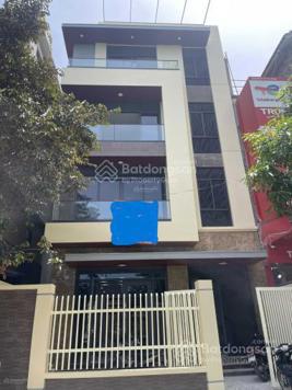Cho thuê nhà mới xây Nguyễn Xiển DT 140m2 x 5 tầng, mặt tiền 8m, thông sàn, có thang máy, điều hòa