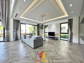 Biệt thự đơn lập Vinhomes Riverside cho thuê đầy đủ nội thất cao cấp và hiện đại, có thang máy