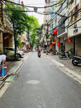 Chính chủ bán nhà mặt phố Phan Phù Tiên 16m2, MT 3m, gồm có 3 tầng giá 5.5ty kinh doanh sầm uất