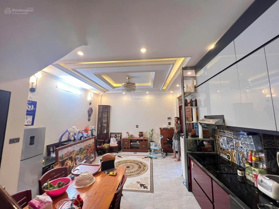Cần cho thuê gấp nhà 35m2 x 5 tầng ngõ 101 Phố Trạm, Long Biên - giá 10tr/th