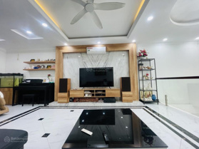 Vị trí đắc địa đường Cổ Linh, công viên 40ha, DT49m2 - 5 tầng, MT 4,5m - nội thất ngoại nhập - 8 tỷ