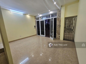 Cho thuê nguyên căn hoặc mặt bằng văn phòng phố Việt Hưng (DTSD 310m2) giá 26 triệu/th