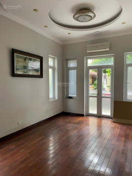 Cho thuê biệt thự Mễ Trì Thượng 154m2 xây dựng 100m2 sàn gỗ giáng hương