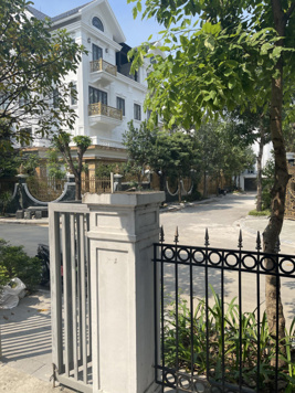 Chính chủ cho thuê BT 5 tầng hoàn thiện cơ bản KĐT Xuân phương, giá chỉ 17tr/tháng. Lh 0984 960 450