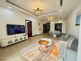 Bán căn 2 ngủ 83m2 tại tòa R6 Royal City full đồ ban công Đông Nam, sổ đỏ