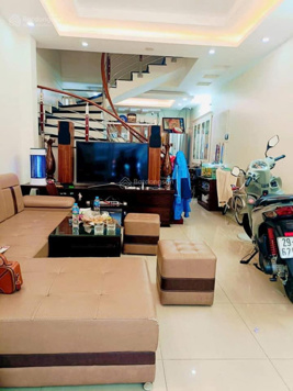 Bán nhà Cầu Giấy - DT 40m2 - 4 tầng - 7.4 tỷ(có bớt) - lô góc - ngõ thông rộng 3 gác tránh