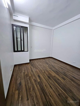 Bán nhà riêng tại giữa Hồ Linh Đàm, diện tích sử dụng 216 m2. Giá ngang nhà chung cư HH Linh Đàm