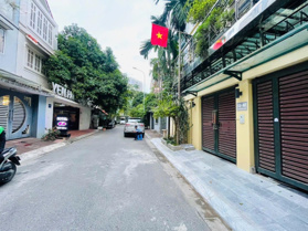 Bán nhà biệt thự đẹp xuất sắc tại đường Yên Hòa, 70 tỷ vnd, 153m2