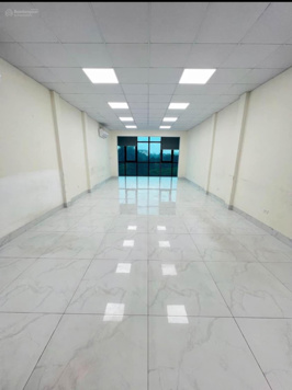 Nhà nguyên căn thông sàn, thang máy, mặt phố Trịnh Văn Bô phù hợp làm văn phòng hoặc quán bi - a