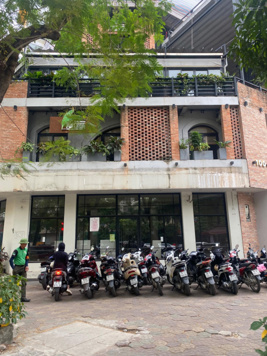 Sang nhượng cửa hàng tại phố Duy Tân - Cốm Vòng, diện tích 210m2 mặt tiền 15m, thông sàn