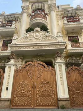 Bán biệt thự phố Trần Kim Xuyến, Yên Hòa, Cầu Giấy 300m2, MT 30m, 5T, hầm, thang máy, NT đẹp, sang