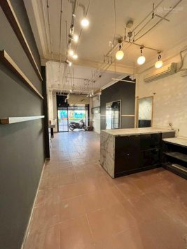 Lầu 4, cho thuê văn phòng làm việc, có thang máy, PCCC đầy đủ; phòng tập yoga đã decor cơ bản