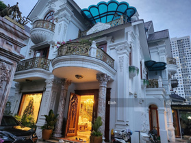 Bán biệt thự phố Trung Kính, Yên Hòa, Cầu Giấy 300m2, MT 30m, 5T, hầm, thang máy, phong cách Luxury