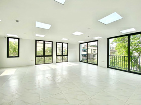 Hoàng Quốc Việt, chính chủ cho thuê gấp sàn 70m2 full kính đẹp không tì vết, giá rẻ hợp lý