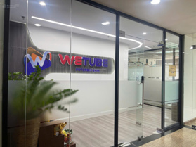 Sẵn nội thất! Nhượng văn phòng 150m2 tòa Tasco Phạm Hùng, sàn gỗ, vách kính, bàn ghế, pantry mới