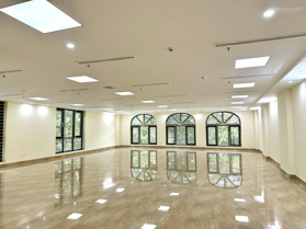 Cho thuê toà nhà mặt phố Nguyễn Văn Huyên. Diện tích 110m2 x 8 tầng. MT 10m. LH 0914 624 186