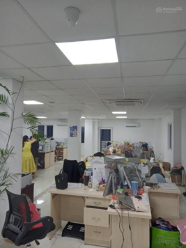 Văn phòng MT Đinh Bộ Lĩnh. Trống suốt 5 mặt thoáng. DT 135m2 giá 25tr. bãi xe rộng rãi.