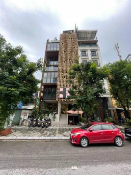 Bán nhà mặt phố Lạc Long Quân mt 9m, 7 tầng, xây mới hiện đại 2020, đang thuê 130tr/th