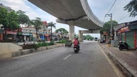 Bán nhà mặt phố kinh doanh ngã tư Nhổn 122m2 mặt tiền 5,2m xây sẵn 5 tầng 23,5 tỷ