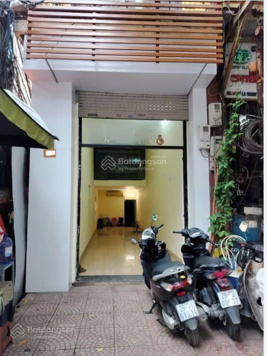 Cho thuê nhà MP La Thành, có hầm để xe. Mặt tiền 3m. Diện tích 45m2 x3,5 tầng. Giá 22 triệu/th