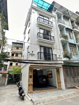 Cho thuê nguyên căn tòa nhà mặt tiền Hoàng Hoa Thám Ba Đình gần Hồ Tây