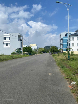 Vũ Văn Cẩn đường 10m5 hướng Đông gần trường Sinhapore - 150m2 giá 5,2 tỷ