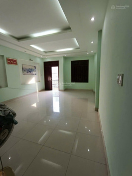 Bán nhà 3 tầng 5PN 76m2 đường xe tải chỉ 7.95 tỷ, LH 0915 479 678